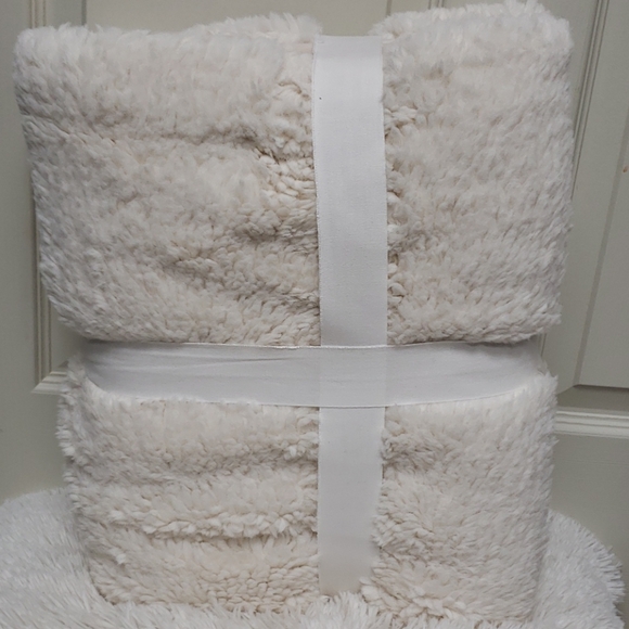 Pottery Barn Faux Sheepskin Throw 50 x 70 in. NWT - Picture 5 of 6